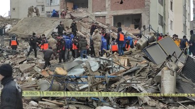 Elazığ depreminde boşaltılan bina Kahramanmaraş depremi sonrası yıkıldı