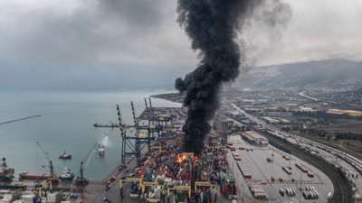 İskenderun Limanı'ndaki depodaki konteynerlerden biri henüz bilinmeyen bir nedenle devrilerek alev aldı