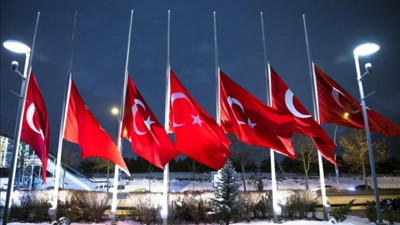 Depremlerin ardından ilan edilen yasla birlikte İstanbul'da bayraklar yarıya indirildi!