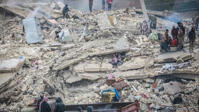Suriye'de depremden dolayı ölenlerin sayısı artıyor, birçoğu savaştan dolayı yıkılmış evlerde yaşıyordu