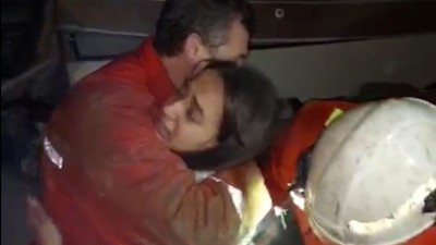 SON DAKİKA HABERİ: Hatay'da yürekleri ısıtan görüntüler: Şevval Deniz 22 saat sonra çıkarıldı, ekiplere sarılıp ağladı