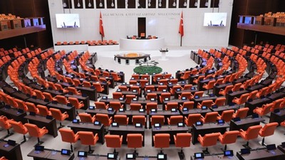Türkiye'de meydana gelen depremin ardından depremzedelere yönelik olarak TBMM tarafından ayni yardım kampanyası başlatıldı!