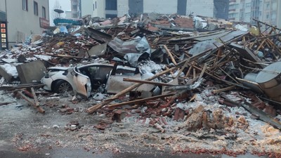 Yardım için geldiği Malatya'da enkaz altında kalan kişi ayağı kesilerek kurtarıldı