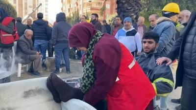 Adana'da saatlerdir enkazda görev yapan gencin ayakları şişti yardımına 73 yaşındaki Kızılay gönüllüsü Leman anne koştu!