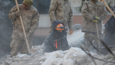 Avrupa'dan deprem bölgesine gelen ekipler arama kurtarma çalışmalarını sürdürüyor: Polonya'dan gelen ekip 8 kişi kurtardı