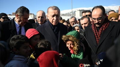 Cumhurbaşkanı Recep Tayyip Erdoğan, Onikişubat Stadyumu'nda kurulan çadır kentte vatandaşlarla görüştü