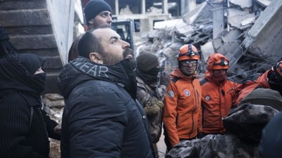 Depremin merkezi Kahramanmaraş'ta kepçe operatörü Osman Aydemir 61 yaşındaki babasını 47. saatte kurtardı  | VİDEO