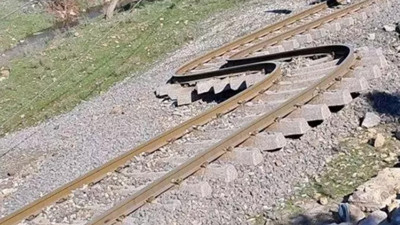 Kastamonu merkezli depremlerin şiddeti tren raylarını yamulttu