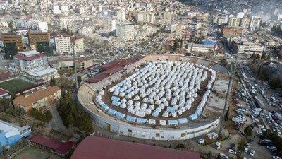 SON DAKİKA DEPREM HABERİ: Kahramanmaraş kent merkezinde bulunan 12 Şubat Stadyumu'nda depremzedeler için çadırlar kuruldu