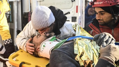 Adıyaman'da meydana gelen depremin ardından enkaz altında kalan bir depremzede 77 saat sonra kurtarıldı VİDEO
