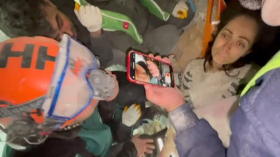 Hatay'da enkazdan çıkarılan kadının ilk isteği eşinin sesini duymak oldu!