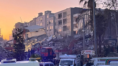 Afet bölgesinde akıllara durgunluk veren olay! Adeta oğluna kilitlenmiş olan anne "Hepinizi birlikte defnedeceğiz" diyene kadar evladını bırakmadı