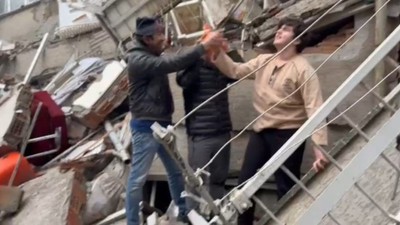 Hatay'da polis baba ailesini kurtarmak için gardırobun demiriyle duvarı deldi