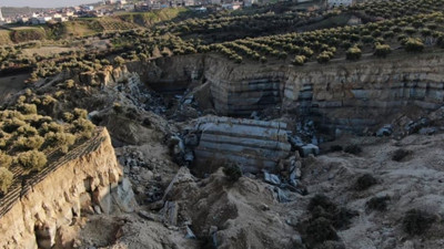 Kahramanmaraş merkezli depremlerin ardından Hatay'da 30 metre derinliğinde yarık oluştu