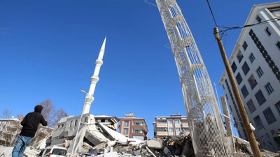 Malatya'da, beş katlı binadan yalnızca yangın merdiveninin ayakta kaldığını görenler şaşkına döndü
