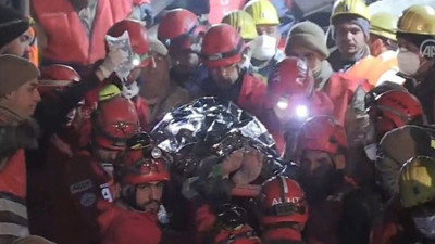 Depremin 5. gününde 116. saatte AFAD ekiplerinin destek verdiği çalışmalar sonucu 20 yaşlarındaki genç enkazdan kurtarıldı