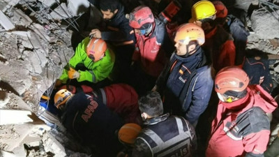 Diyarbakır'da meydana gelen depremin ardından 122 saat sonra bir depremzede enkazdan kurtarıldı