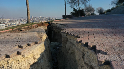 Asrın felaketi Gaziantep'te derin çukurlar oluşturdu, oluşan devasa yarık havadan görüntülendi
