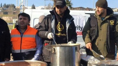 İsveçli şarkıcı Maher Zain, Kahramanmaraş'ta depremzedelere yemek dağıttı