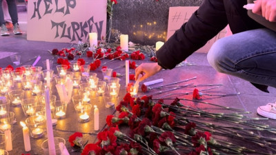 ABD'nin New York Times Meydanı'nda, Türkiye'de meydana gelen 7,7 ve 7,6 şiddetindeki depremde hayatını kaybedenler anıldı