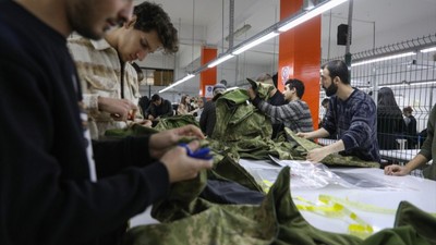 Depremzedeler için mont üreten fabrikada gönüllüler çalışıyor