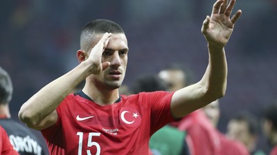 Milli futbolcu Merih Demiral, depremzedelere destek için 2 imzalı formayı 1 milyon 250 bin TL'ye sattı