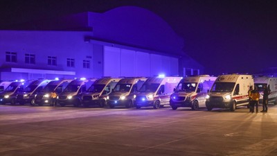 Adana'da çıkan depremde enkaz altında kalarak yaralanan 49 depremzede ve 25 refakatçi Türk Hava Kuvvetlerine ait nakliye uçağı ile İstanbul'a getirildi