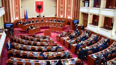 Arnavutluk’ta Türkiye ve Suriye’de deprem felaketinde hayatını kaybedenler için 1 dakika saygı duruşu