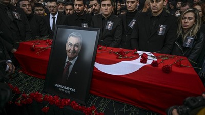 Eski CHP Genel Başkanı Deniz Baykal son yolculuğuna uğurlandı: Cenazeye katılan Cumhurbaşkanı Recep Tayyip Erdoğan o iki ismin elini sıkmadı