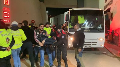 Hatay İskenderun'da gözaltına alınan 7 yağmacı sağlık kontrolleri için getirilen hastane önünde vatandaşlar tarafından linçlendi!