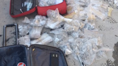 Polis ekipleri Kahramanmaraş'ta meydana gelen depremi fırsat bilen yağmacılara göz açtırmıyor: 30 bin dolar değerinde gümüş çalan hırsızlar gözaltına alındı!