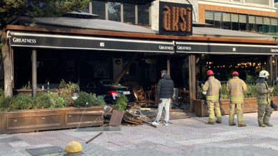 Son dakika! Bağdat Caddesi'nde bir araç içerisinde müşterilerin yoğun olduğu bir kafeye girdi
