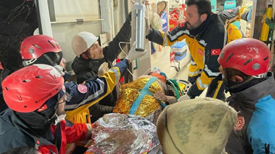 Adıyaman'da 77 yaşındaki Fatma Güngör enkazdan çıkarıldı