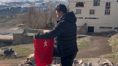 Arama-kurtarma çalışmalarına destek için Adıyaman'a giden gazeteci Mahmut İbrahimoğlu molozlar arasındaki Türk bayrağını alarak öptü!