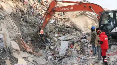 Büyük yıkıma sebep olan depremin simgesi haline gelen Ebrar Sitesi için korkunç iddia ortaya atıldı! Nervürsüz demir mi kullanıldı?