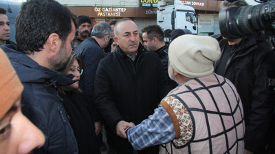 Depremzedeleri ziyaret eden Bakan Çavuşoğlu'na ilginç istek ve şikayetler geldi