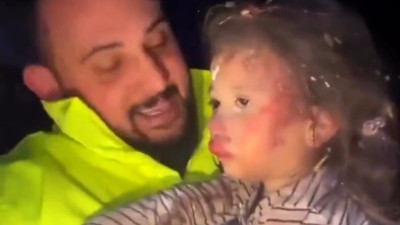 Enkazdan kurtarıp kucağında video çekmişti, minik kız kaldırıldığı hastanede hayatını kaybetti
