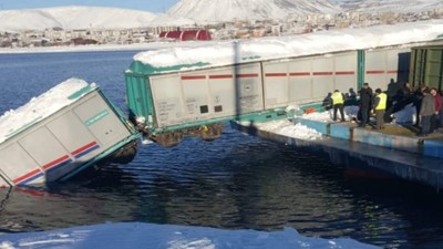 Sabah saatlerinde Tatvan'da İdris-i Bitlisi feribotuna yükleme yapıldığı sırada tren vagonları raydan çıktı! 2'si düştü 1'i askıda