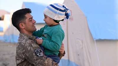 Türk Silahlı Kuvvetleri depremzedelerin her daim yanında: Bir askerimizin omzuna başını koyan çocuk yürekleri ısıttı