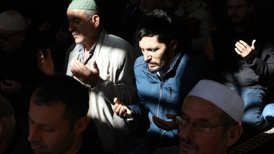 Ülke genelinde kılınan cuma namazlarında eller semaya depremzedeler için yükseldi