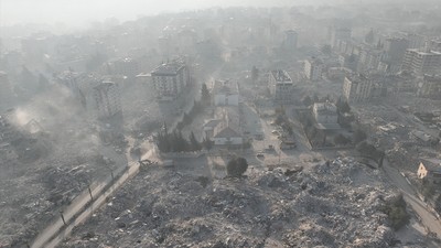 Enkaz kaldırma çalışmalarının devam ettiği Hatay toz bulutlarıyla kaplandı