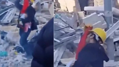 Yıkılan binanın enkazında kızının kıyafetlerini bulan baba herkesi ağlattı