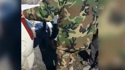 Mehmetçik, ayakkabısı olmayan vatandaşa botlarını verdi! Vatandaş: Komutanım olmaz....