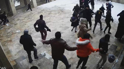 Camide büyük panik! Can havliyle nereye kaçacaklarını şaşırdıkları anlar kamerada VİDEO İZLE