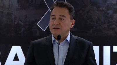 Depremde kaybettiği partililer ile ilgili konuşan DEVA Partisi lideri Ali Babacan ağlamamak için kendini zor tuttu