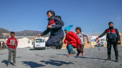 Depremden etkilenen çocukların yaralarını sarmak için kadın jandarma ekipleri, öğretmenler ve gönüllüler oyunlar oynuyor