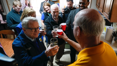 Ohio'daki kimyasal felaketten sonra şaşırtan manzara! Ohio Valisi Mike Dewine ve beraberindeki ekip su içerek güvendesiniz mesajı verdi