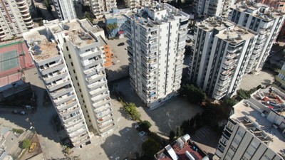 Adana'da 'ağır hasarlı' binaya canını hiçe sayarak hurda toplamaya giren vatandaşın sözleri herkesi şoke etti!