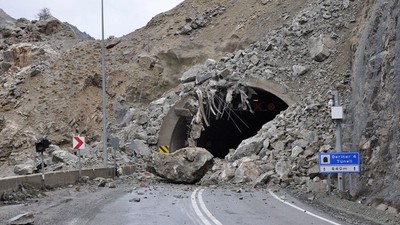 Artvin-Erzurum kara yolunda meydana gelen heyelan nedeniyle ulaşım sağlanamıyor