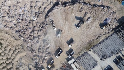 Deprem sonrası Hatay'da yıkılan binaların enkaz kaldırma çalışmaları sürerken molozları taşıyan tırların oluşturduğu kuyruk yıkımı gözler önüne serdi VİDEO